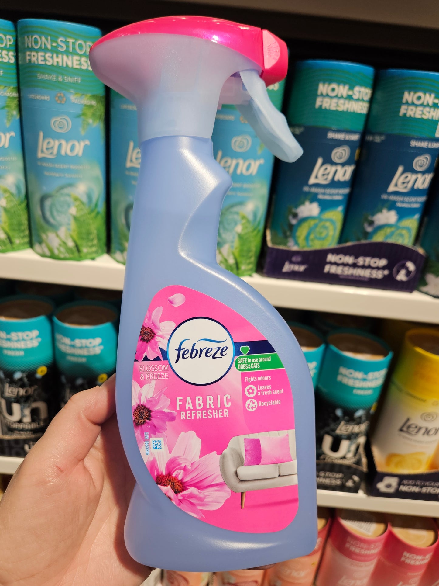 Febreze Fabric Refresher Blossom & Breeze 375ml