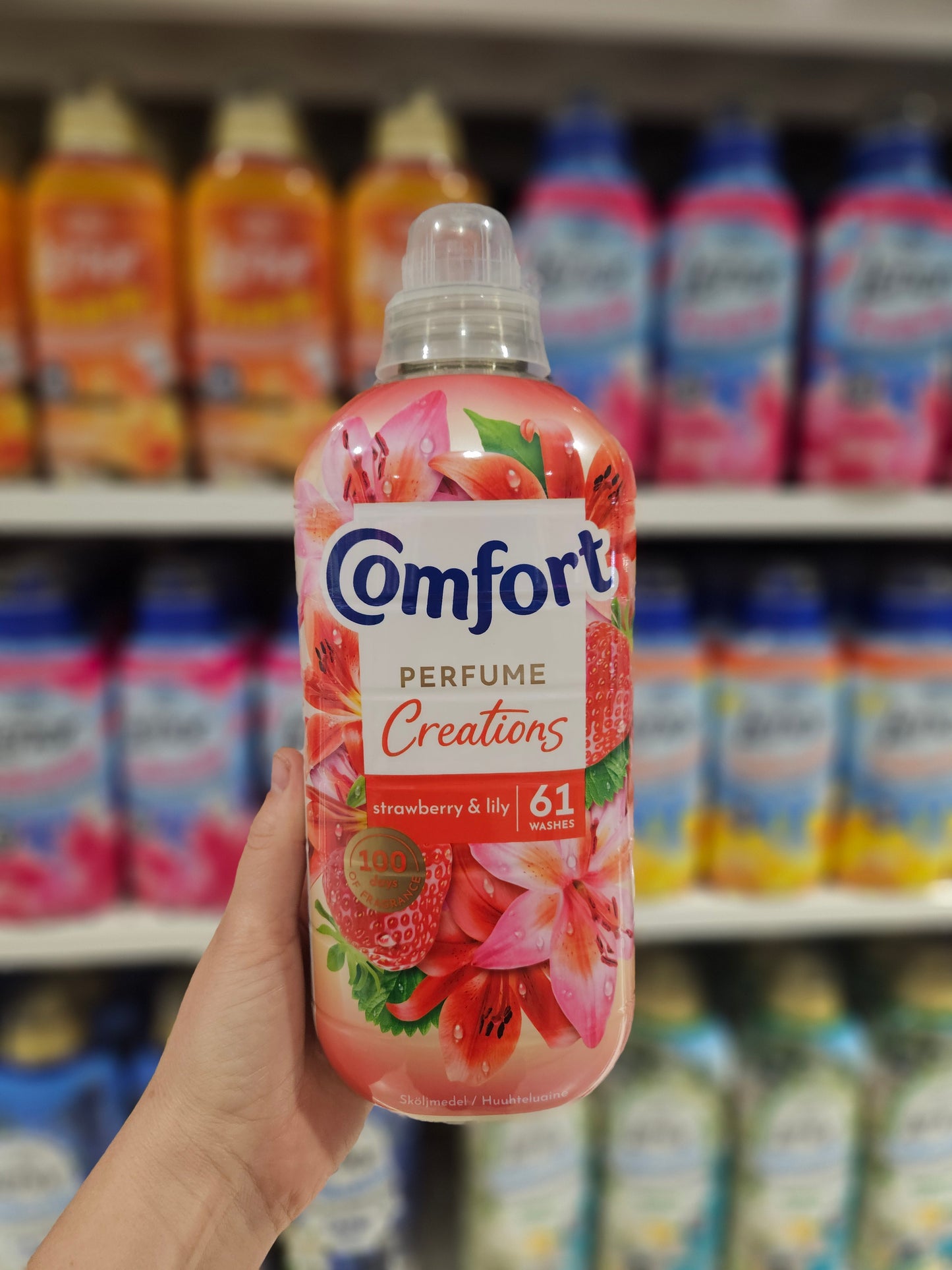 Comfort Strawberry & Lily Fabric Conditioner 61w 1.1L