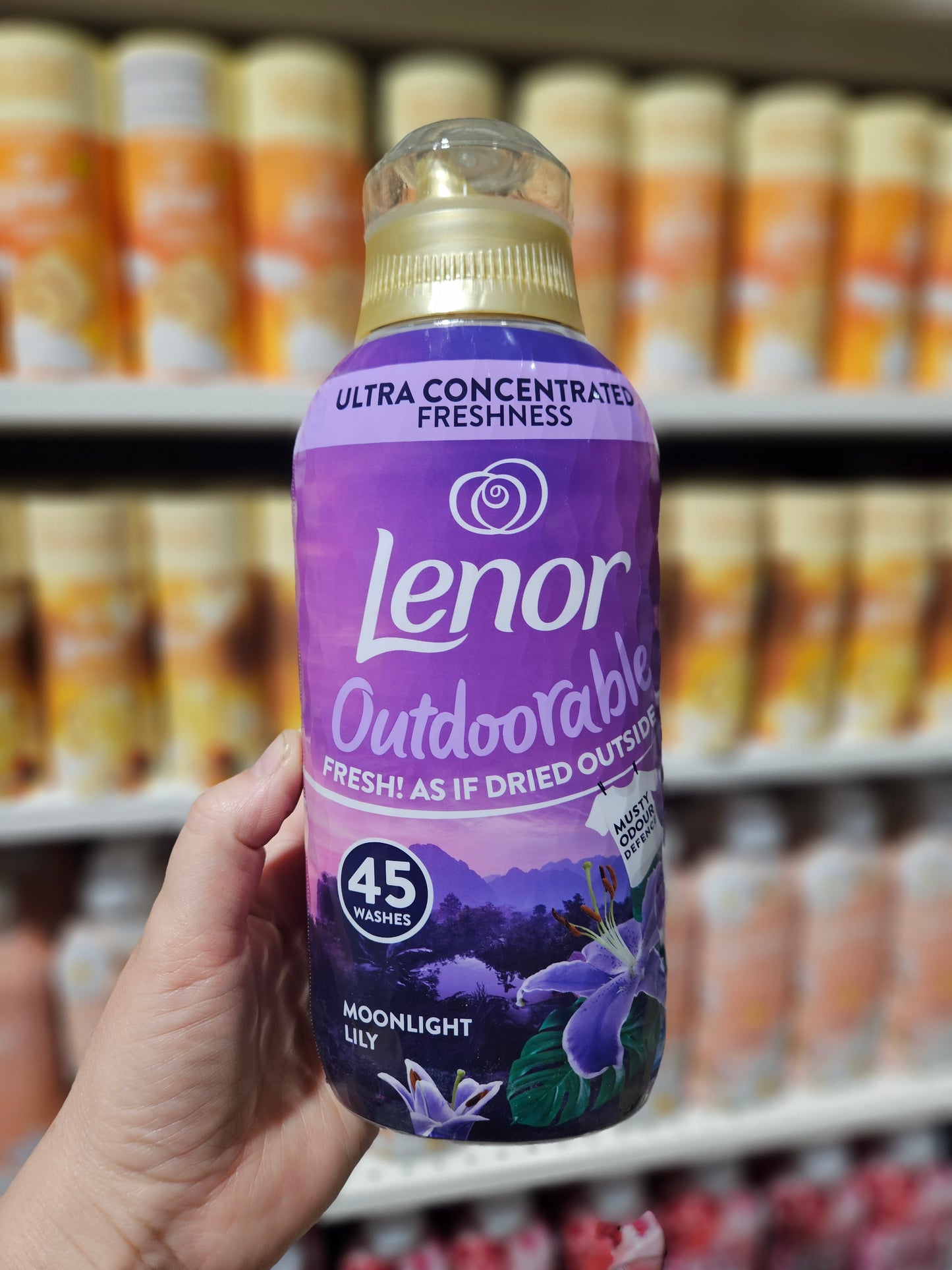 Lenor Tøymykner Outdoorable Moonlight Lily 45w 630ml