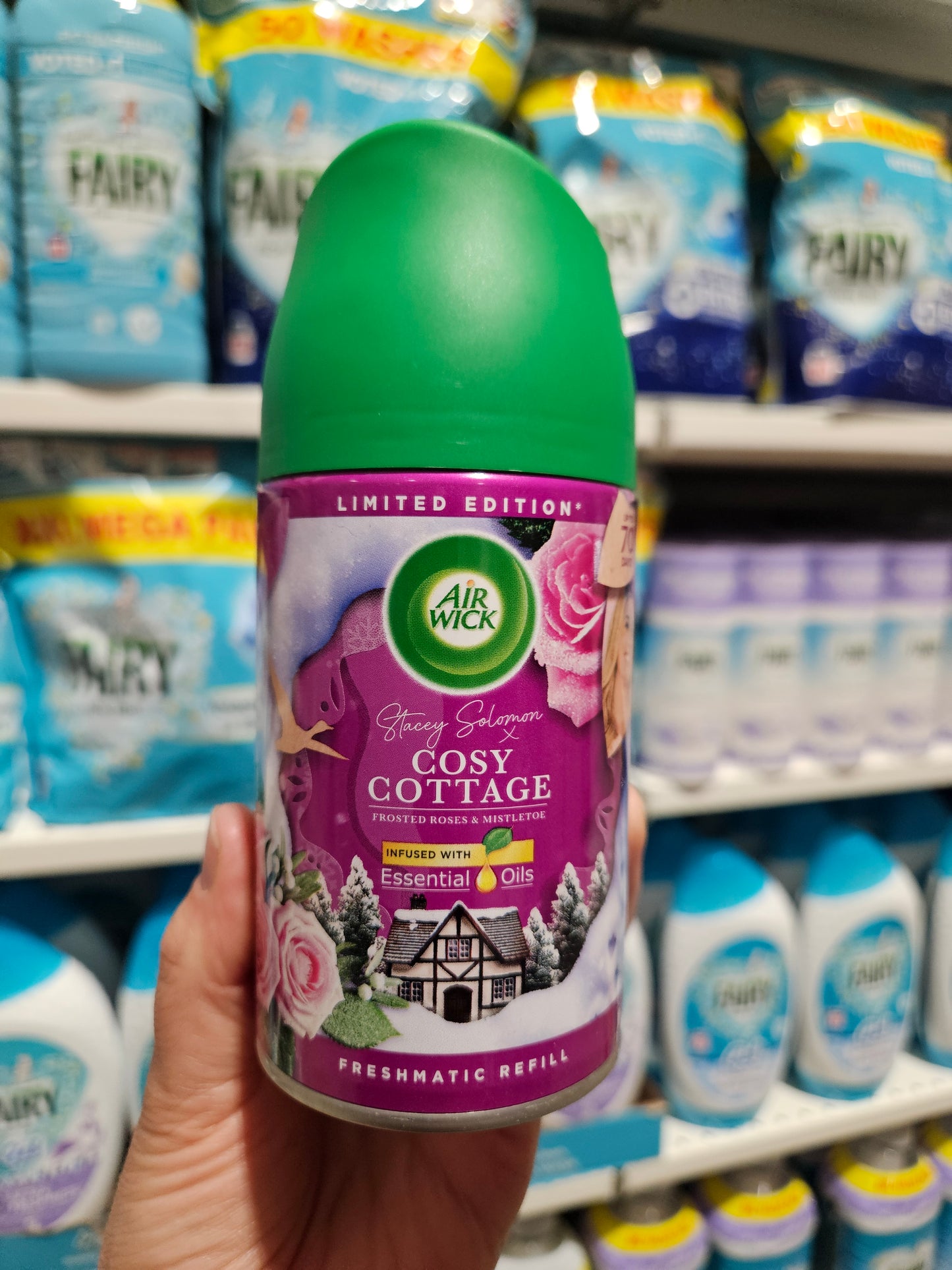 Airwick Freshmatic Refill Cosy Cottage Frorsted Roses & Mistletoe 250ml