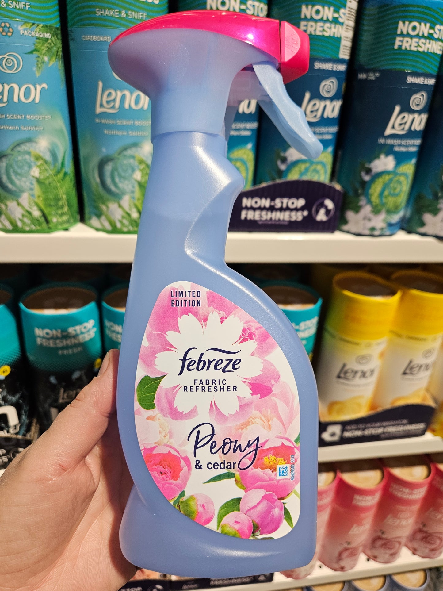 Febreze Fabric Refresher Peony & Cedar 375ml