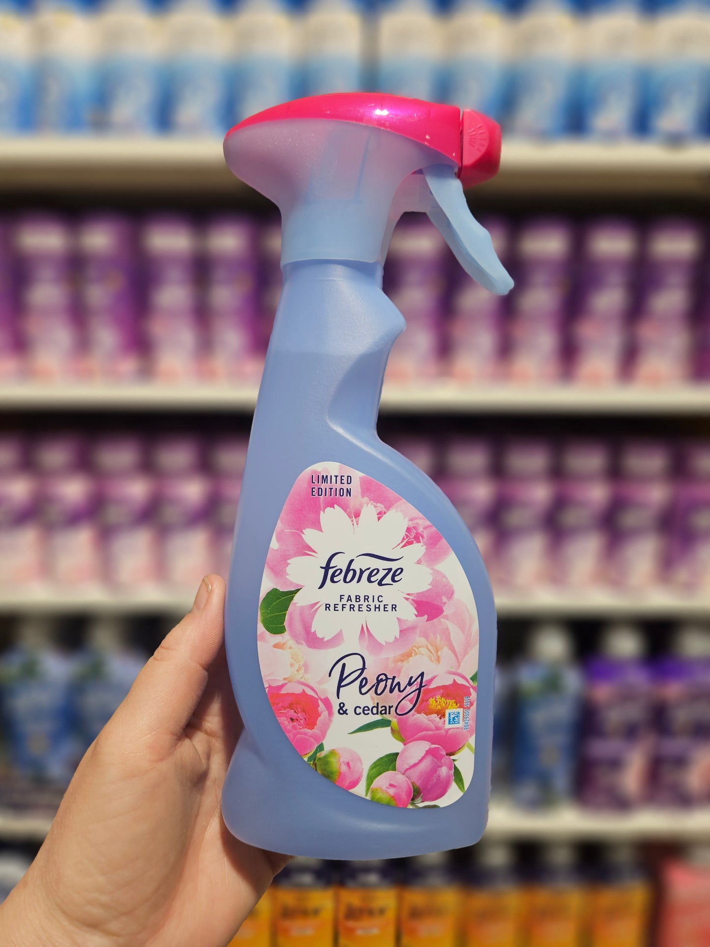 Febreze Fabric Refresher Peony & Cedar 375ml