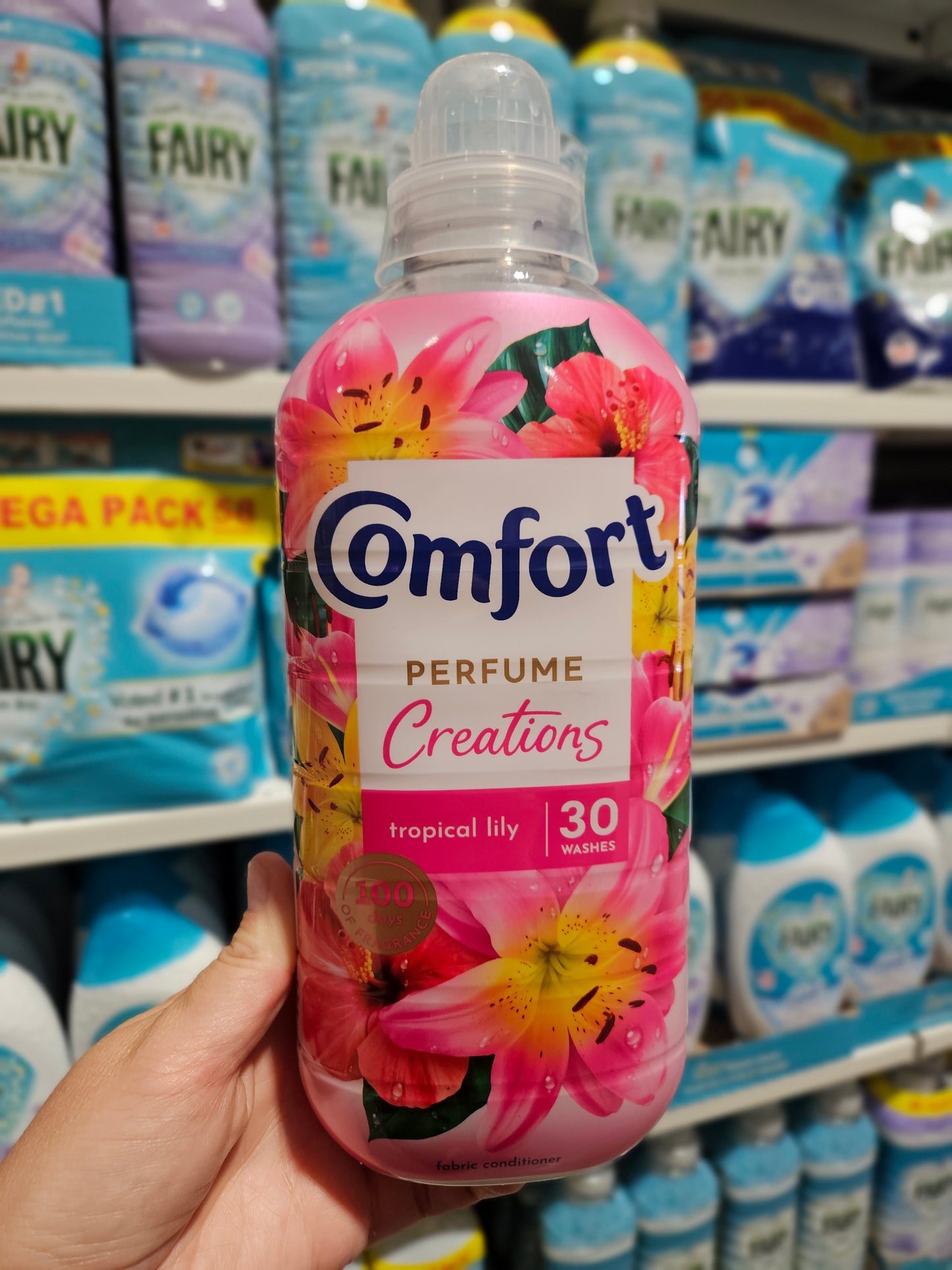 Comfort Tropical Lily Fabric Conditioner 30w 900ml
